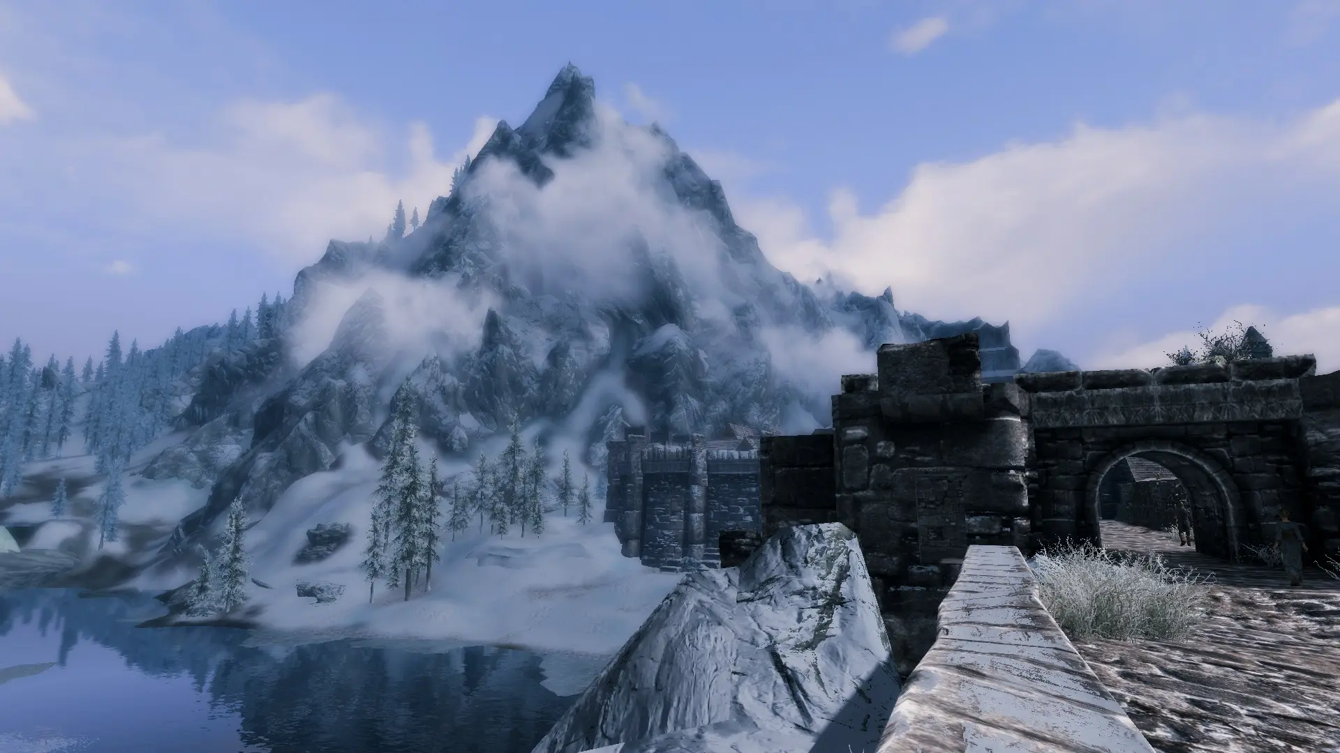 Skyrim se mountains. Skyrim Виндхельм. Скайрим Вайтран 4к. Скайрим Горная деревня. Виндхельм мост.