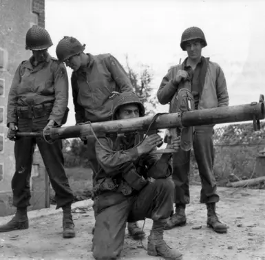 American soldiers with trophy Panzerschreck