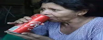 Donia Lety tomando Coca-Cola